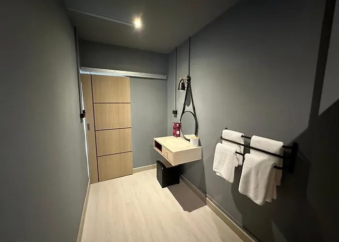 Phuket Vibe, House, 7 Mins To Bts, Center, Private In Sathon, Private Bathroom, Bangkok, Thailand 게스트하우스 방콕
